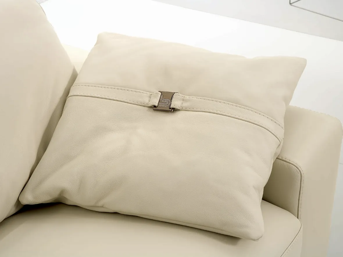 Leather cushion with stud